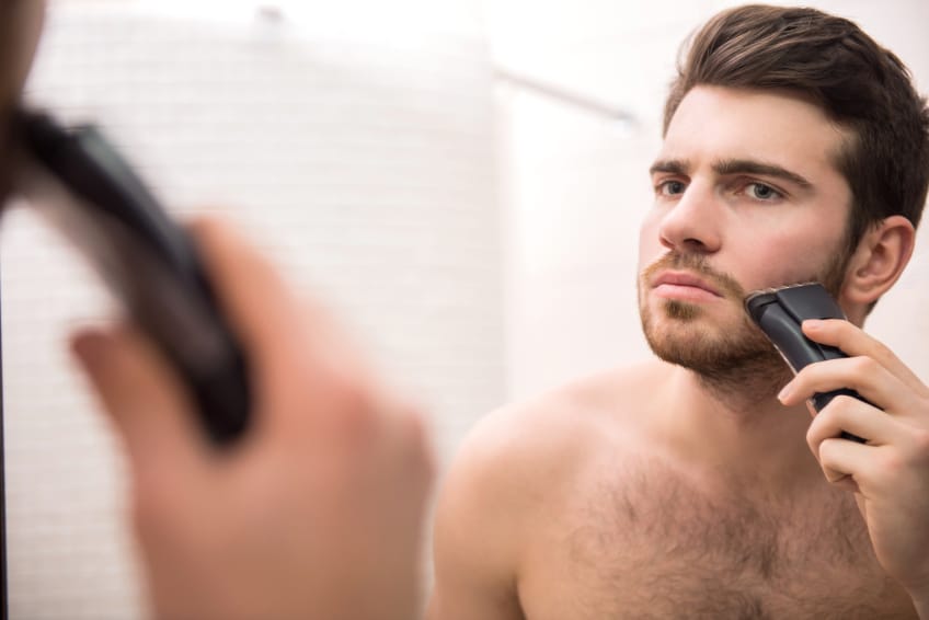 homem se barbeando homens que se cuidam
