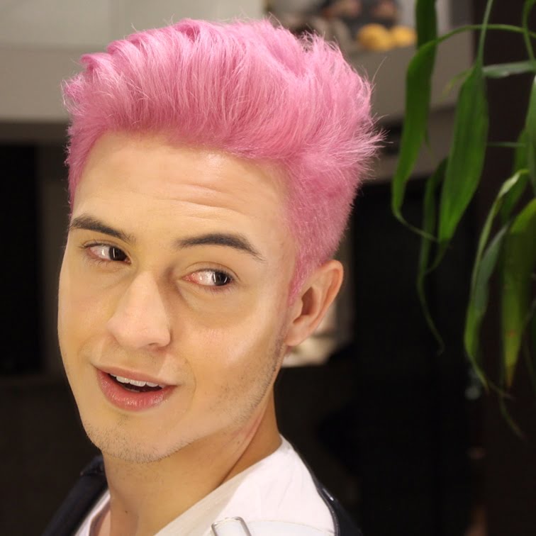 homem de cabelo rosa