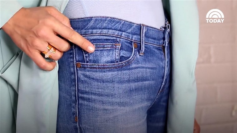 calça jeans com bolso pequeno atras