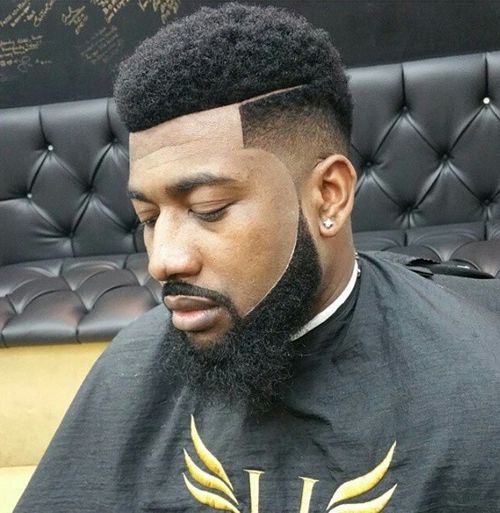 Homem negro na barbearia com corte de cabelo masculino 2021 line up