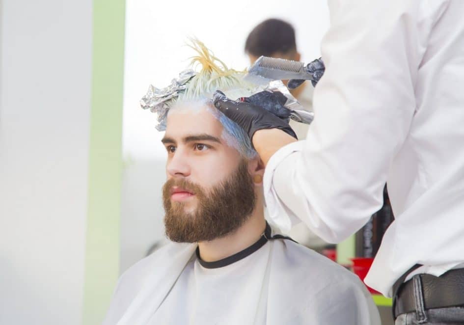 homem usando química no cabelo