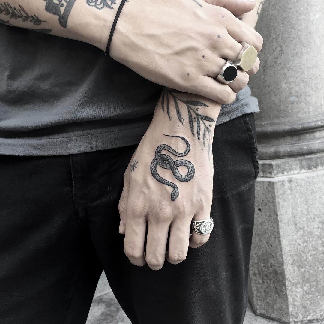 tattoo masculina na mao pequena