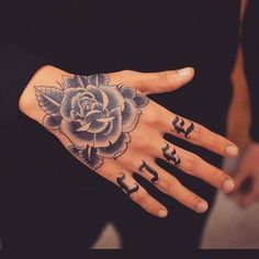 tatuagem masculina na mão 
