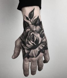 tatuagem masculina na mão 