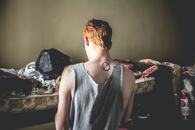 Homem com tatuagem delicada nas costas