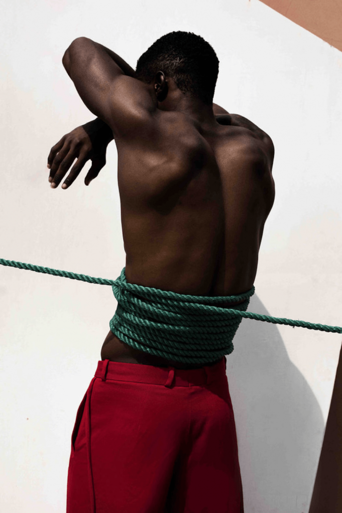 Homem negro amarrado com corda na cintura