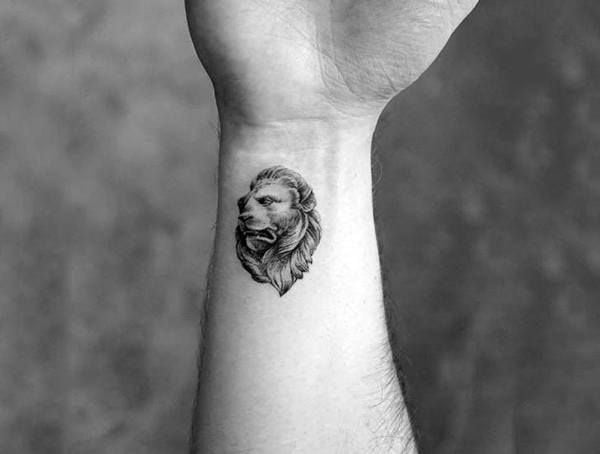Pulso masculino com tatuagem de Leão