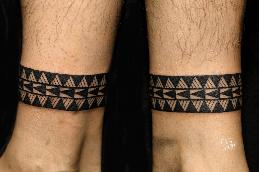 Pulso masculino com tatuagem de bracelete étnico
