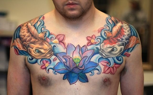 tatuagem masculina flor de lótus peitin com teta cabeluda
