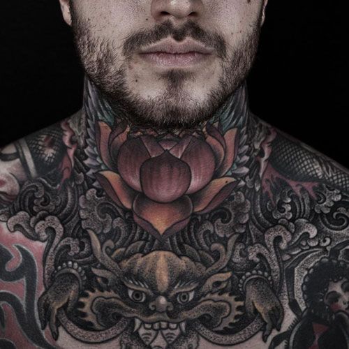 tatuagem masculina flor de lótus pescocim
