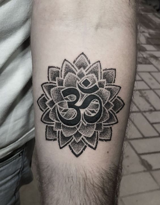 tatuagem masculina flor de lótus no ante braço com Ohm