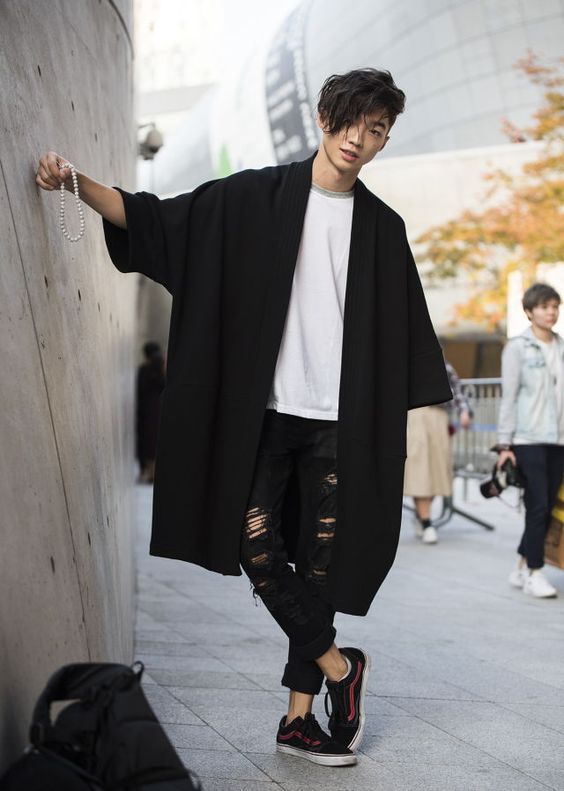 O kimono masculino combina muito bem com o estilo urbano