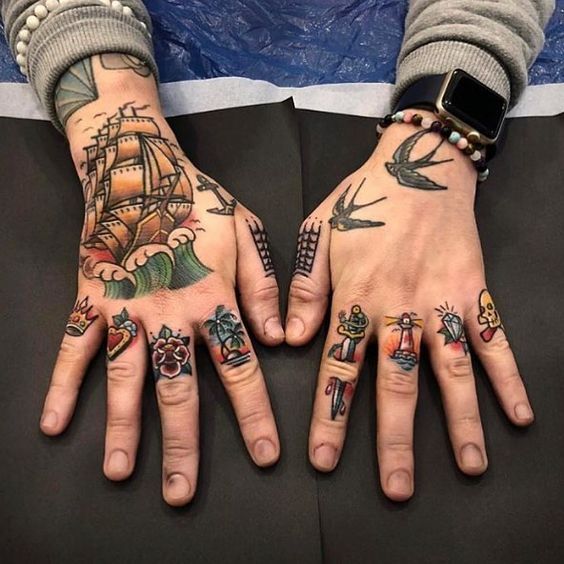 Tatuagens temáticas e coloridas combinam quando feitas nos dedos