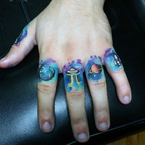 Colorir suas tatuagens nos dedos é uma  boa ideia