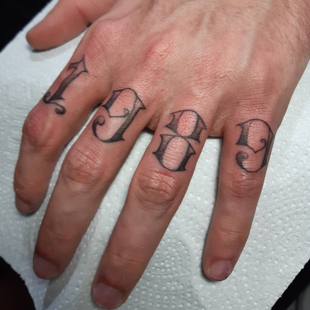 Tatuagens com números nos dedos eternizam datas