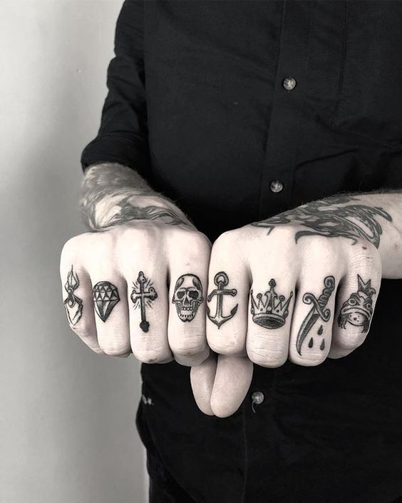 Tatuagens nos dedos masculinas com o mesmo estilo