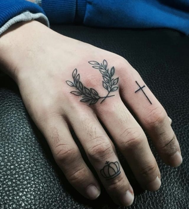 O minimalismo combina muito bem com tatuagens nos dedos