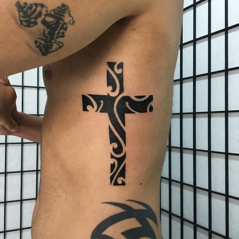 tatuagens de cruz masculina podem ter diversos estilos