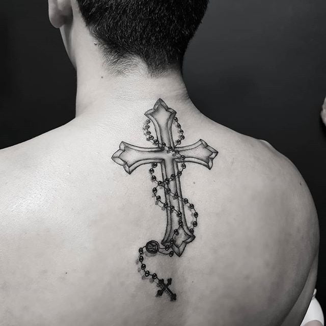 As costas, no lugar correto, tornam sua tatuagem de cruz ainda mais incrível 
