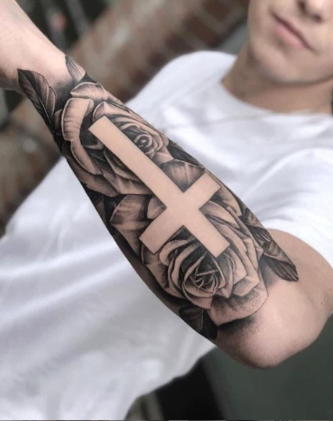 Há tatuagens de cruz masculina muito bem elaboradas