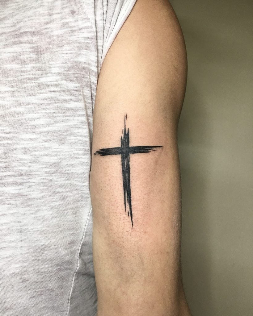 Replicar a madeira da cruz em sua tatuagem é uma boa ideia