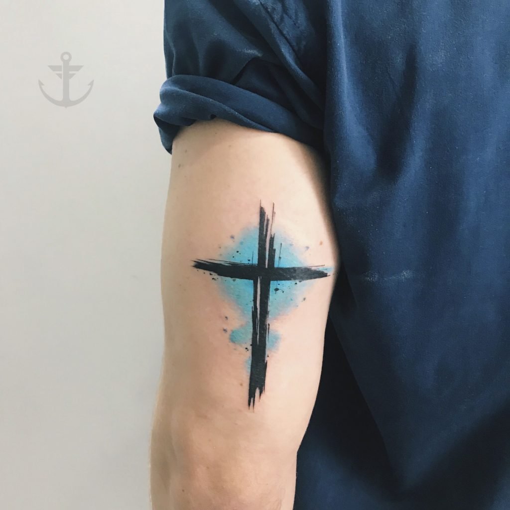 Colorir suas tatuagens de cruz masculina pode dar uma nova perspectiva