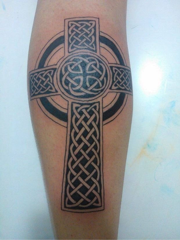 tatuagens de cruz masculina com celta tem grandes significados