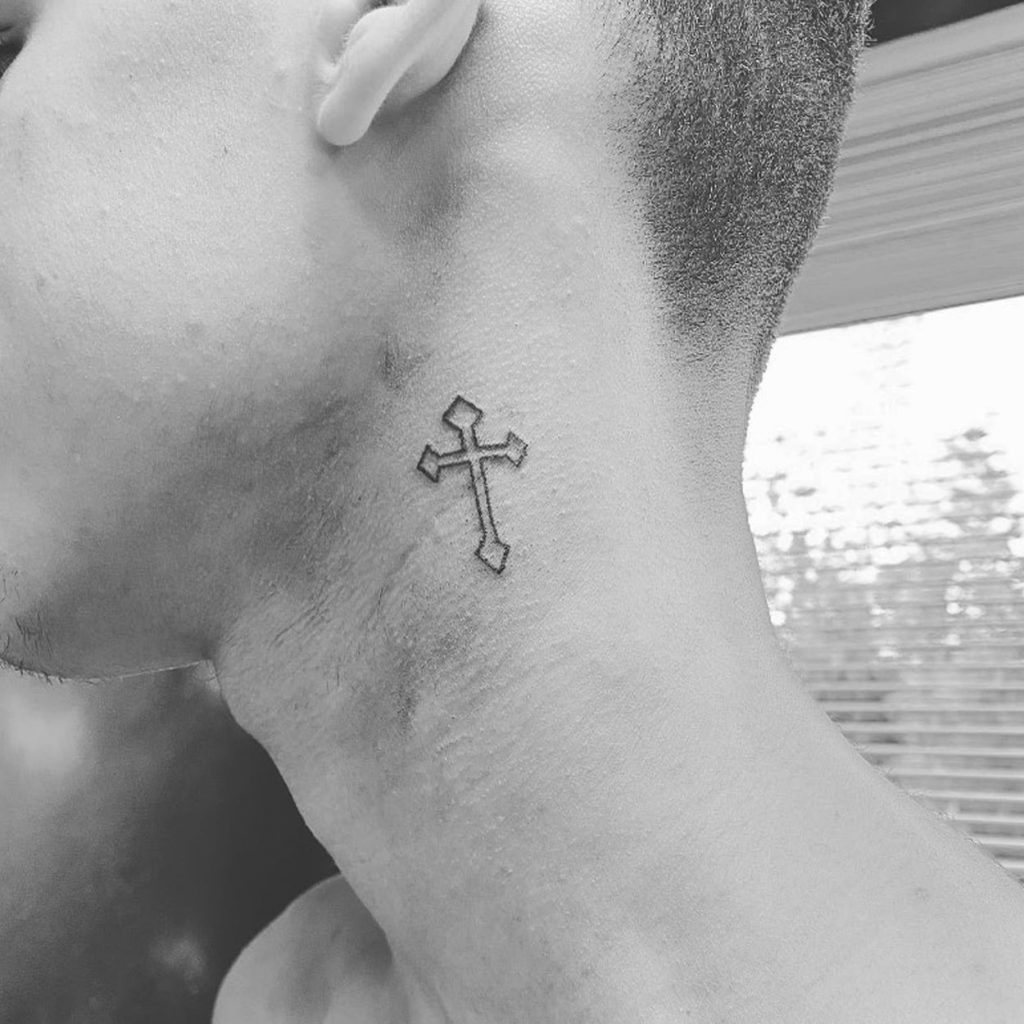 O contorno de suas tatuagens de cruz masculina podem fazer a diferença