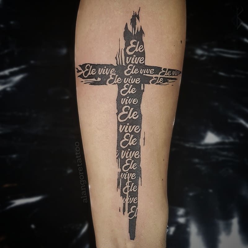 Texto somado a sua tatuagem de cruz masculina podem criar ótimas imagens
