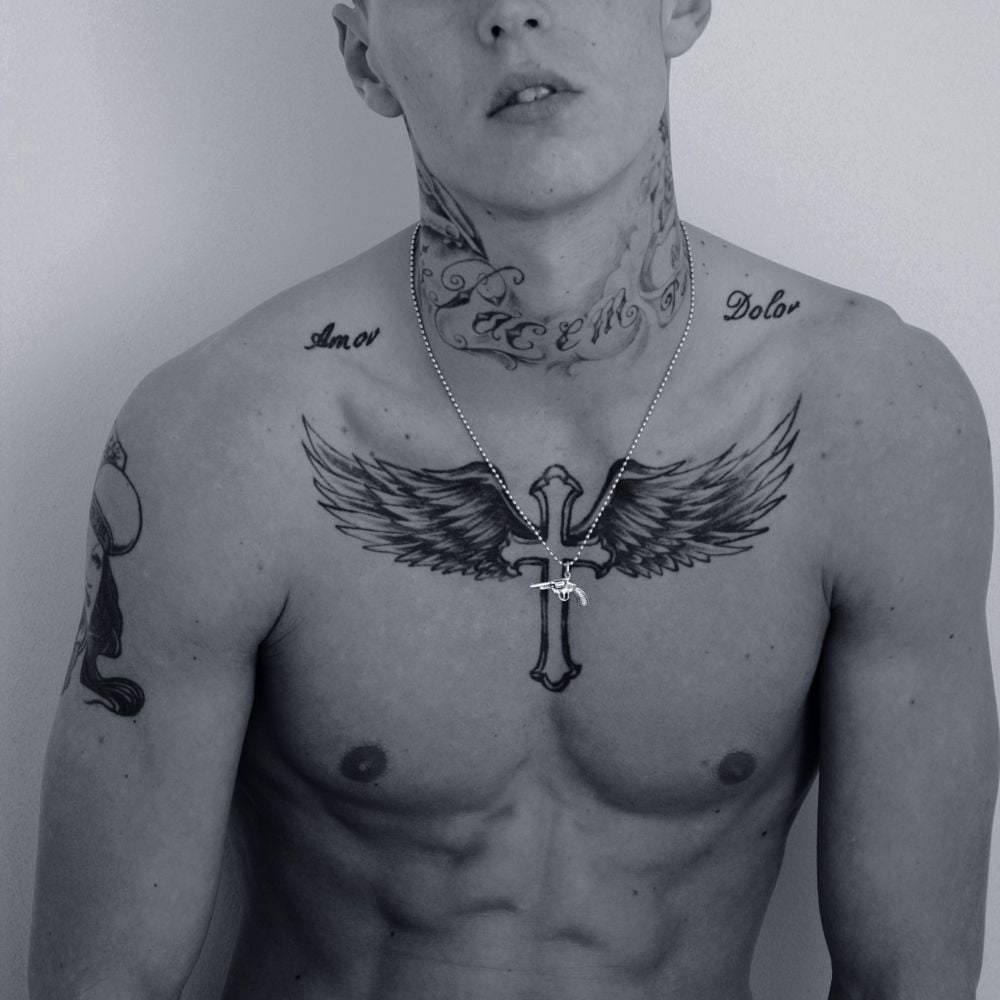 O centro do peito é um lugar perfeito para as tatuagens de cruz masculina