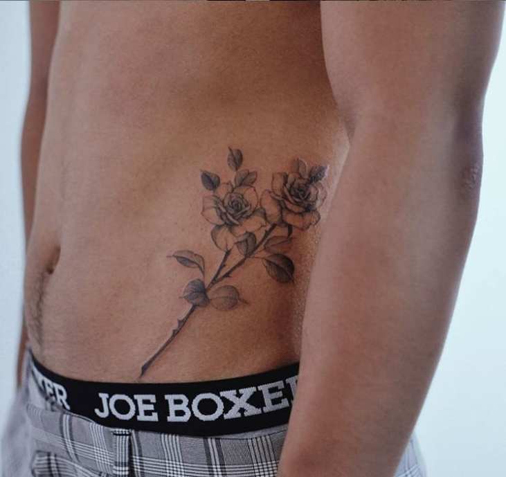 Já as tatuagens na cintura masculina com florais tem uma beleza única