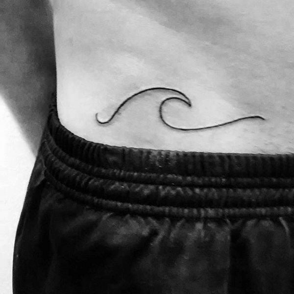 A tatuagem de onda apenas de ser minimalista dá uma leveza e simplicidade para algo que já é charmoso