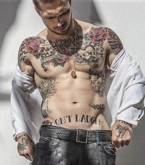 Tatuagens na cintura masculina com letras são bonitas e ainda criam uma dúvida gostosa em quem as vê