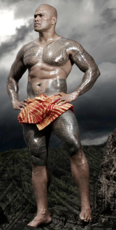 O tribal é uma pedida para quem quer um tatuagem na cintura mais hardcore.
