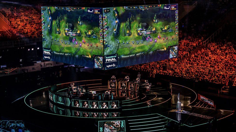eSports esportes eletronicos ocorrendo em um estadio com gamers no centro