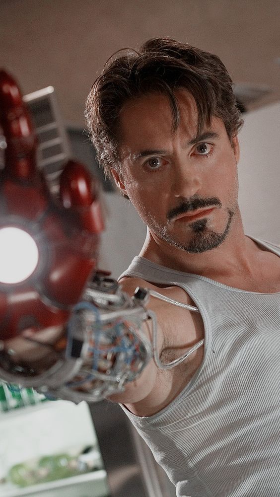 Tony Stark, de homem de ferro, com barba curta no queixo e bigode fino.