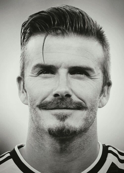 David Beckham em close com barba Van Dyke.