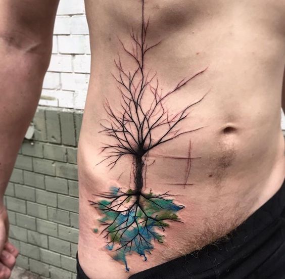 Homem com árvore tatuada na região próxima a virilha.