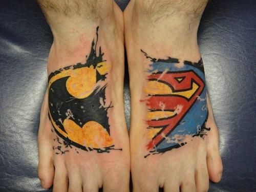 Par de pés com símbolos  coloridos do Batman e Superman se  completando.
