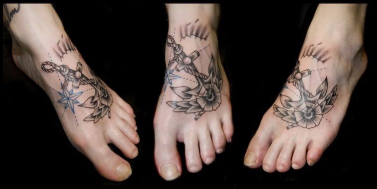 Close e um mosaico com três fotos  do mesmo pé mas em ângulos diferentes, com uma tatuagem estilizada de âncora.