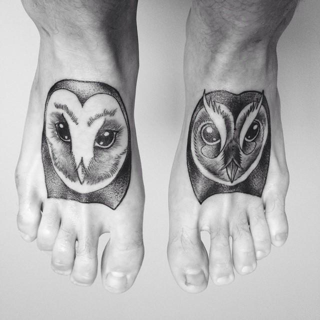 Close em pés com tatuagens diferentes de rosto de  corujas.