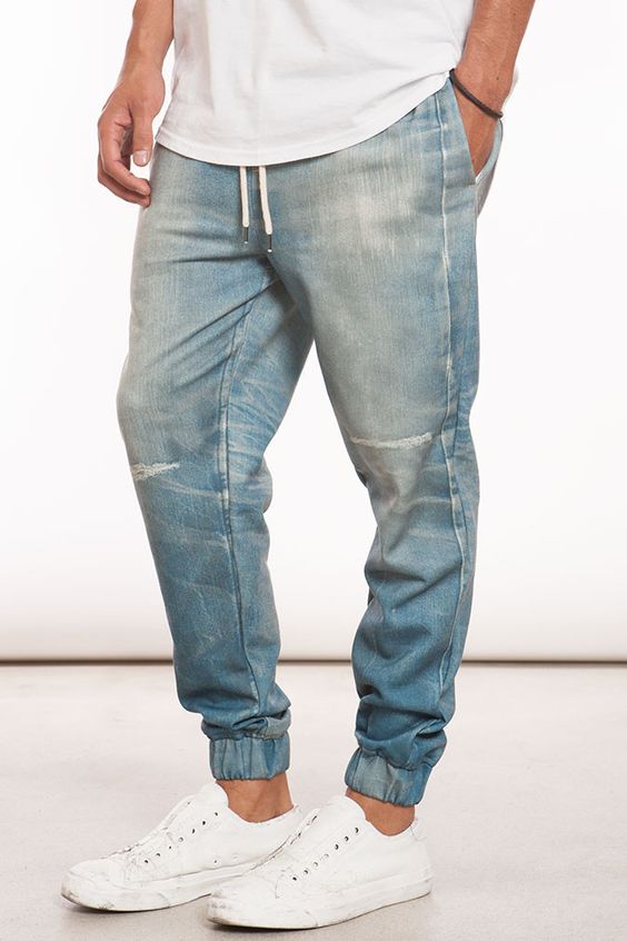Close em homem usando calça jogger jeans.