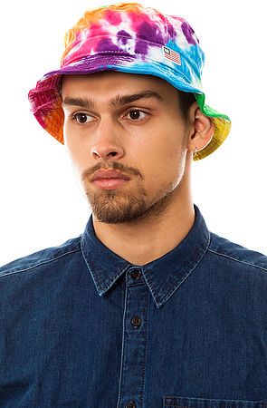 Close  rapaz negro com  chapéu bucket masculino estampado tie  dye