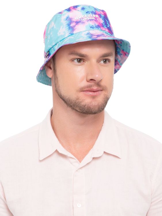Close  rapaz branco com  chapéu bucket masculino estampado tie  dye