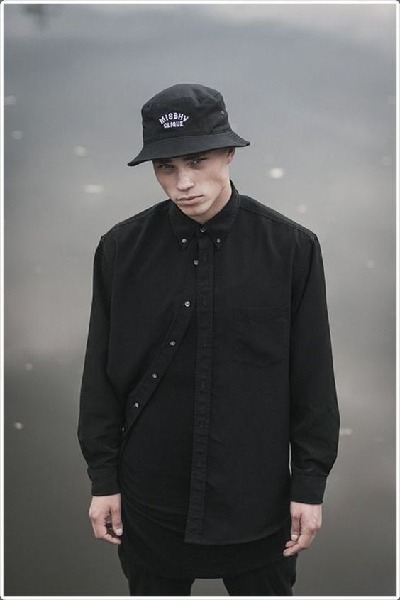 Look monocromático preto completo com chapéu bucket masculino preto.