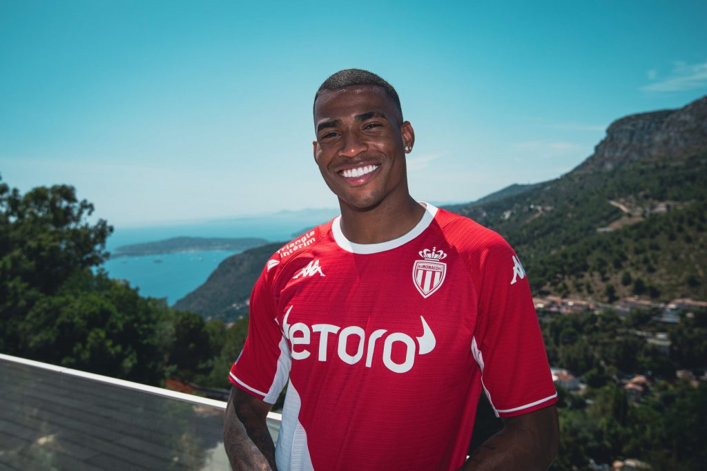 Jean Luque em plano médio sorrindo com a camisa do  Monaco