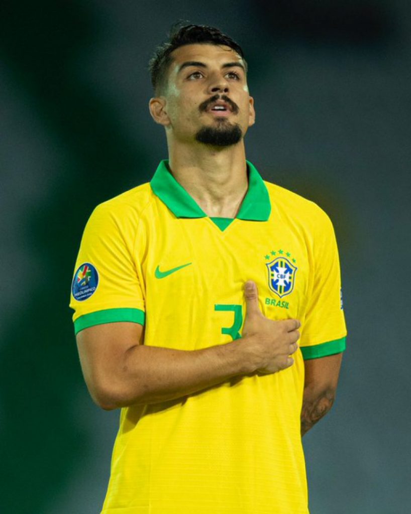 Ricardo Graça com a mão no peito vestindo a camisa da seleção brasileira