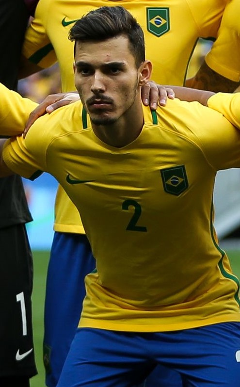 Zeca, um dos jogadores brasileiros mais bonitos do Brasil, posando com a o uniforme da seleção brasileira