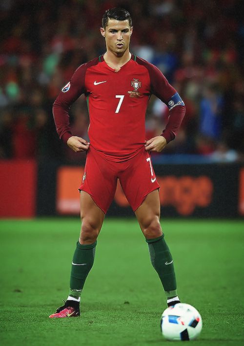 Cristiano Ronaldo fazendo pose durante um jogo com o uniforme da seleção de Portugal