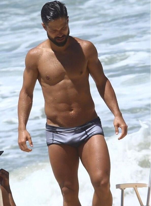 Diego Ribas, um dos jogadores brasileiros mais bonitos do Brasil, na praia de sunga cinza